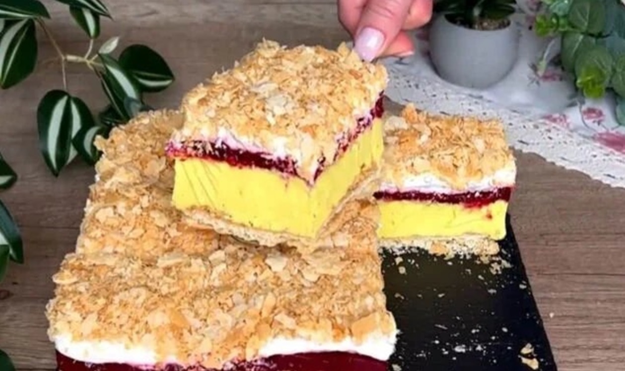 Cub franțuzesc delicat umplut cu cremă delicioasă, cireșe, frișcă și un topping cremos. Un desert preferat la noi acasă, încercați-l și voi!