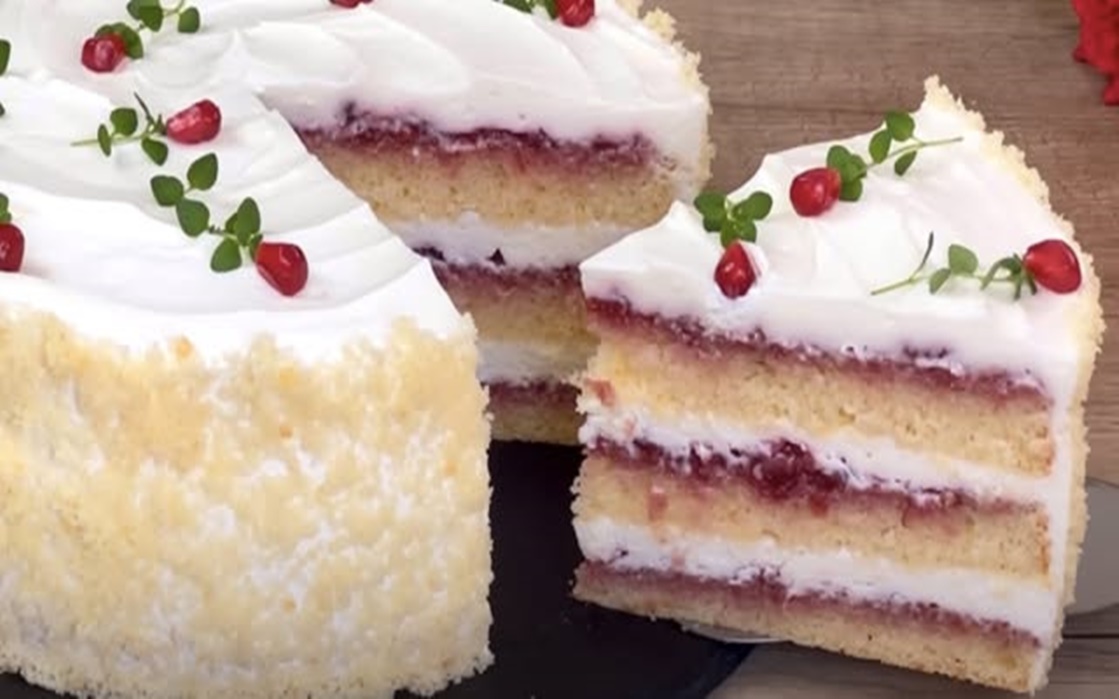 Prăjitură delicioasă cu zmeură, straturi, brânză de vaci și cremă de mascarpone, un deliciu pentru zilele festive în familie!