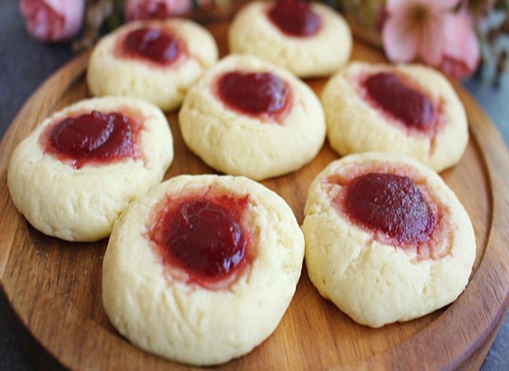 Fursecuri cu gem simple si delicate, usor de facut in casă: sunt moi, fragede, parfumate, se topesc în gură Fursecuri cu gem simple si delicate, usor de facut in casă: sunt moi, fragede, parfumate, se topesc în gură