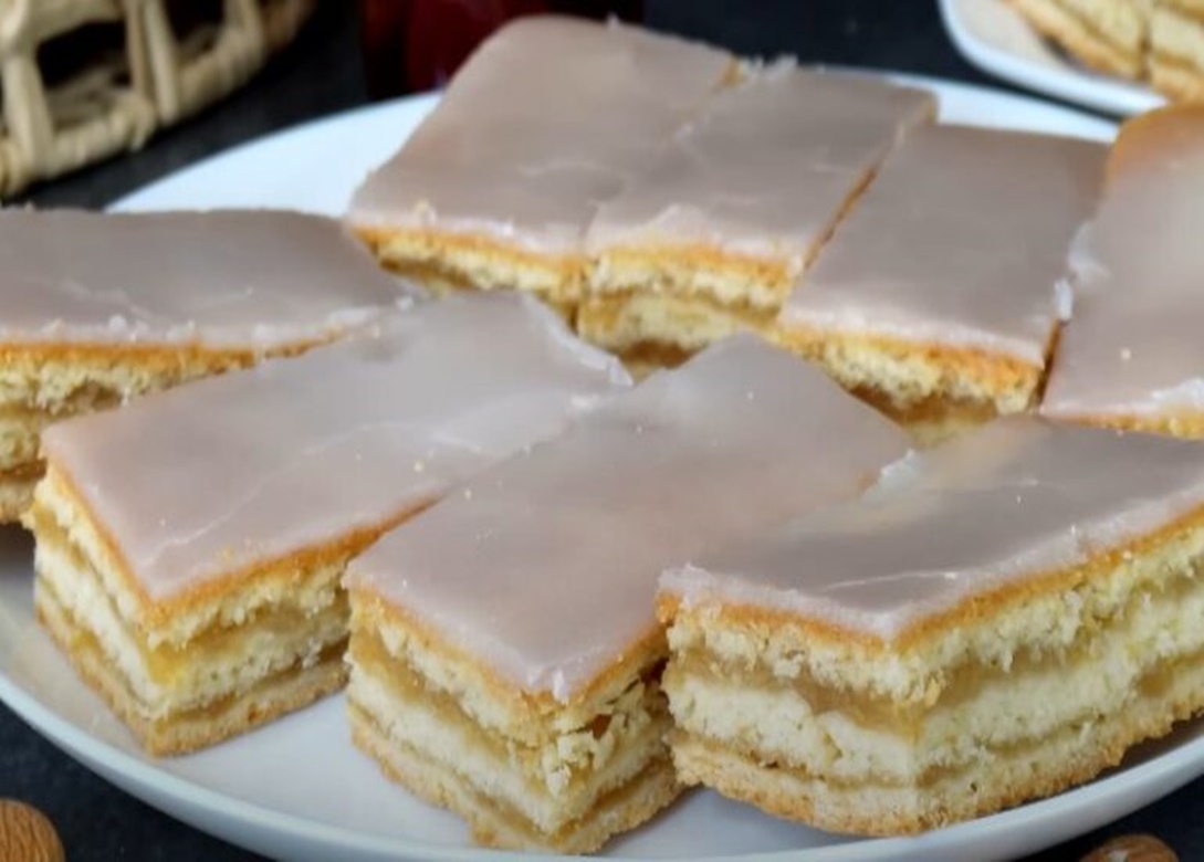 Plăcinta cu mere este parfumată și suculentă în care gustul merelor proaspete se dezvăluie în toată plinătatea sa Plăcinta cu mere este parfumată și suculentă în care gustul merelor proaspete se dezvăluie în toată plinătatea sa