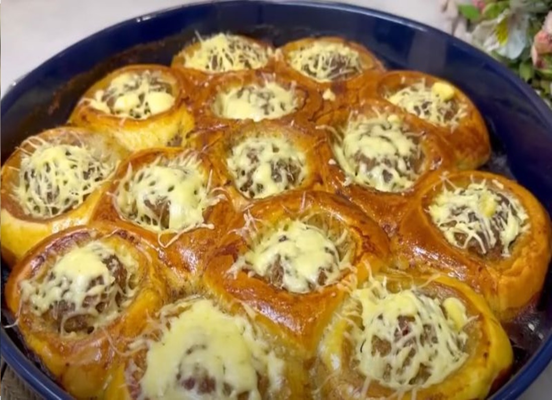 Plăcintele cu carne sunt un preparat consistent și aromat, care combină un aluat fraged cu o umplutură suculentă si deliciosă Plăcintele cu carne sunt un preparat consistent și aromat, care combină un aluat fraged cu o umplutură suculentă si deliciosă