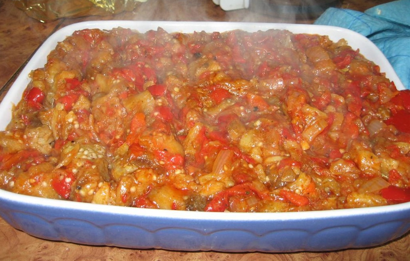 Tocanița de vinete cu legume este foarte ușor de pregătit
