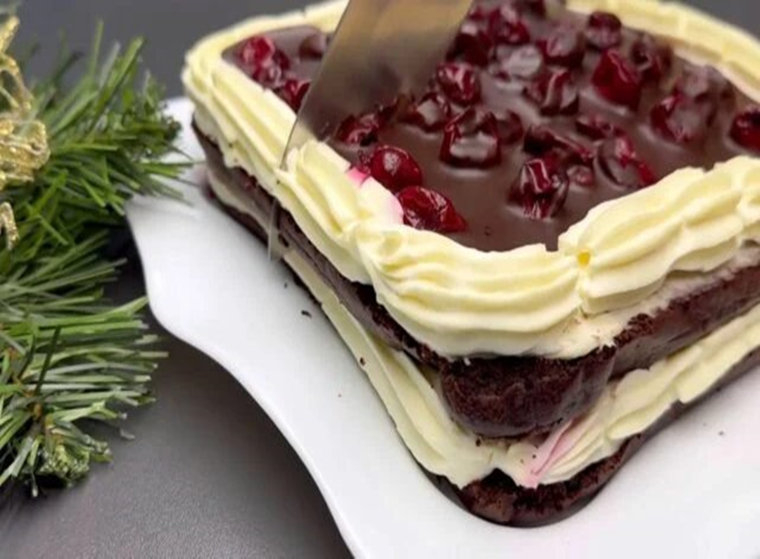 Tort catifelat cu ciocolată și vișine, cu cremă de branza, care este combinația perfectă pentru orice ocazie. O delicatesă care merită de încercat!