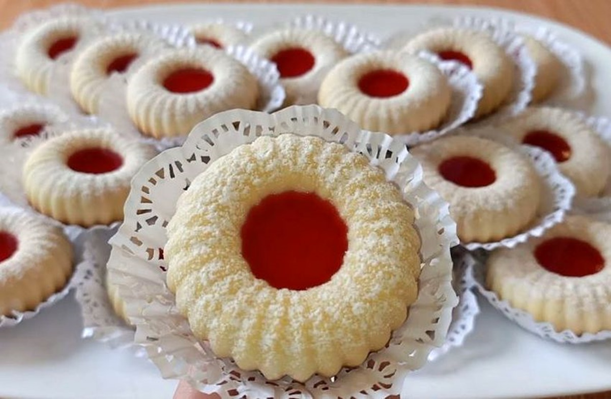 Florile delicate coapte din aluat cu aromă de unt si umplută de dulceață de fructe, pot insoti orice sărbatoare