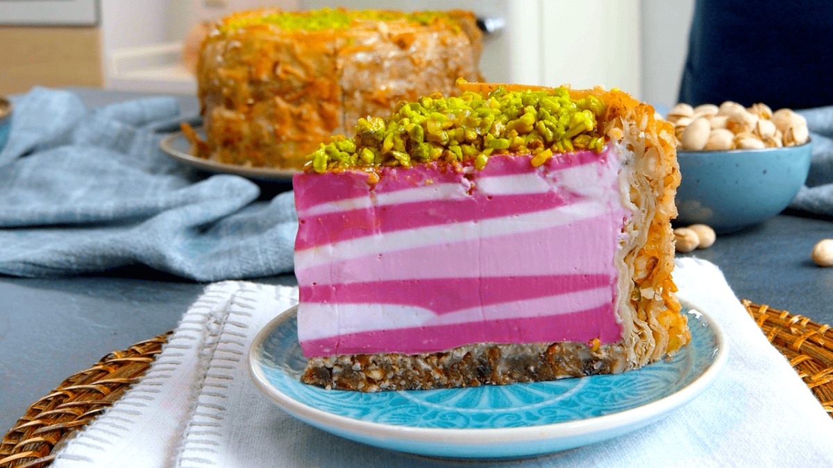 Un tort de baklava unic, delicios, cu o cremă răcoritoare de zmeura si o baza dulce umpluta cu nuci irezistibile