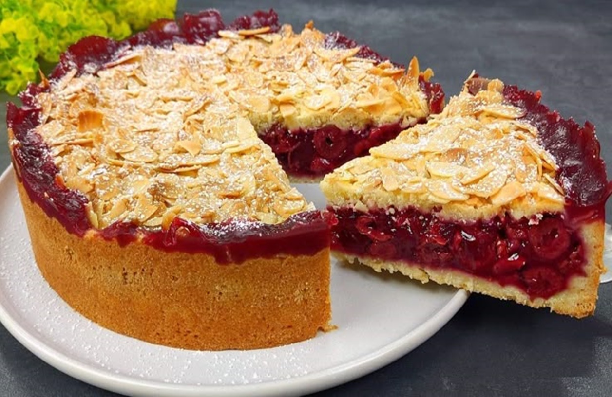 Plăcintă delicată cu cremă de vanilie, vișine cu migdale crocante și crumble – Raiul în gură!
