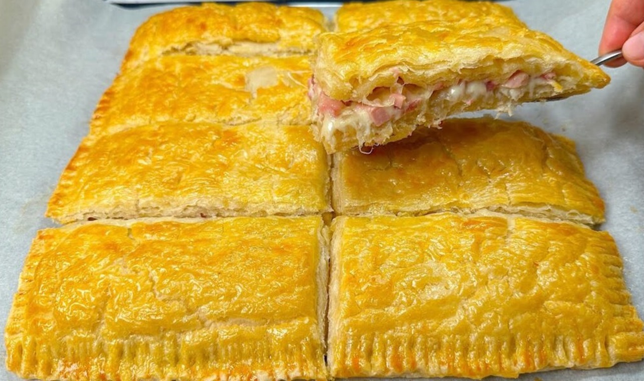Delicatesă savuroasă, crocantă din foietaj cu smântână, brânză și șuncă. Încearcă această opțiune originală și gustoasă!