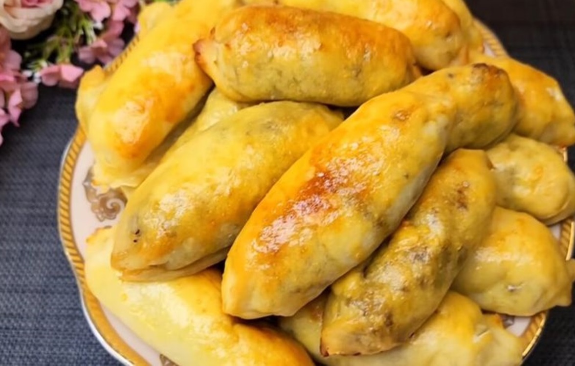 Plăcinte suculente făcute din aluat subțire cu o umplutură parfumată în interior Plăcinte suculente făcute din aluat subțire cu o umplutură parfumată în interior