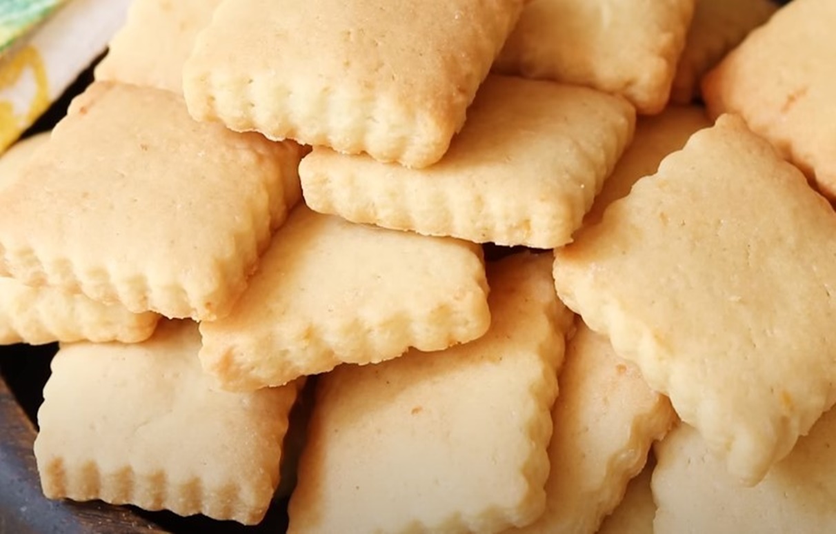 Fursecuri care miros a vară. Prospețime de lămâie în fiecare îmbucătură, unde frăgezimea aluatului se combină cu gustul strălucitor al citricelor Fursecuri care miros a vară. Prospețime de lămâie în fiecare îmbucătură, unde frăgezimea aluatului se combină cu gustul strălucitor al citricelor