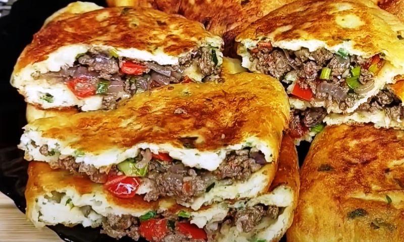 Plăcinte din aluat de cartofi cu umplutură delicioasă de carne si legume, suculentă
