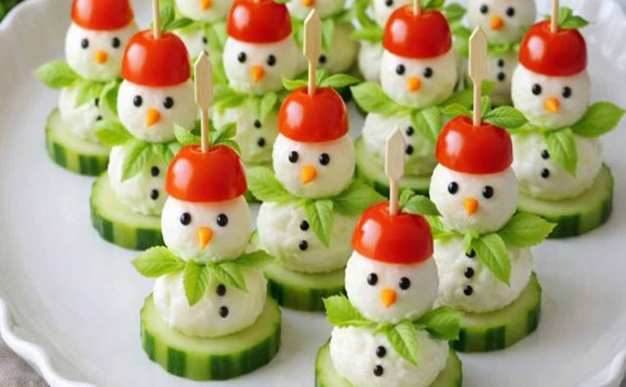 Micii oameni de zăpadă nu sunt doar atractivi vizual, ci și ușori, proaspeți și foarte gustosi. Acest aperitiv este un exemplu chiar frumos și cu adevărat spectaculos