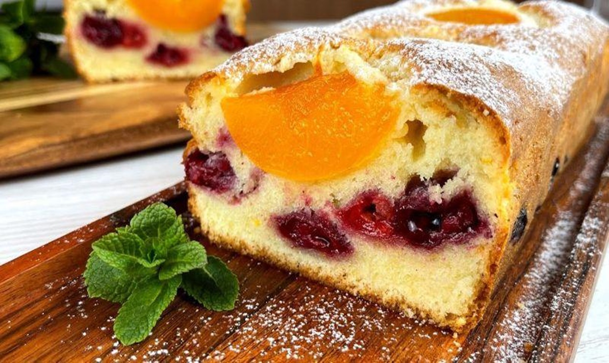 Nu durează mult pregătirea, iar rezultatul este minunat! Chec dulce și fraged cu umplutura mea preferată de cireșe și piersici