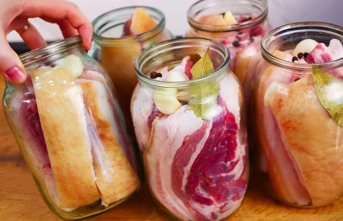 O delicatesă ce ți se topește în gură. Iată cum se prepară slănina în saramură, cu proprietăți curative O delicatesă ce ți se topește în gură. Iată cum se prepară slănina în saramură, cu proprietăți curative