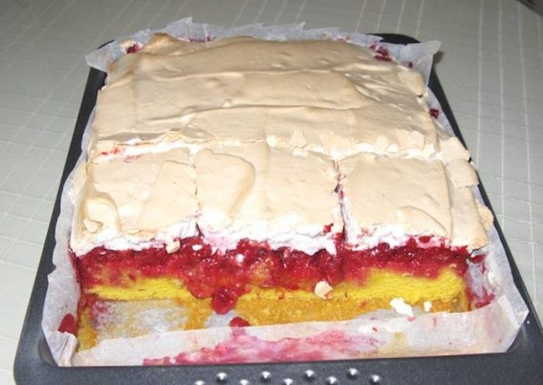 Pandispan delicios cu zmeură și bezea, combinatia de dulce acrisor este irezistibila