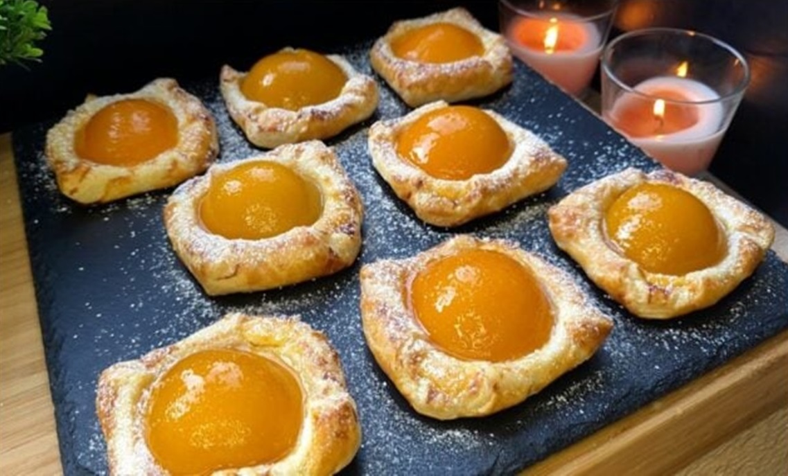 Deliciul care să vă încânte nu numai prin gustul său, ci și prin aspectul său frumos! Desert delicat cu cremă de vanilie mătăsoasă, piersici dulci și răcoritoare