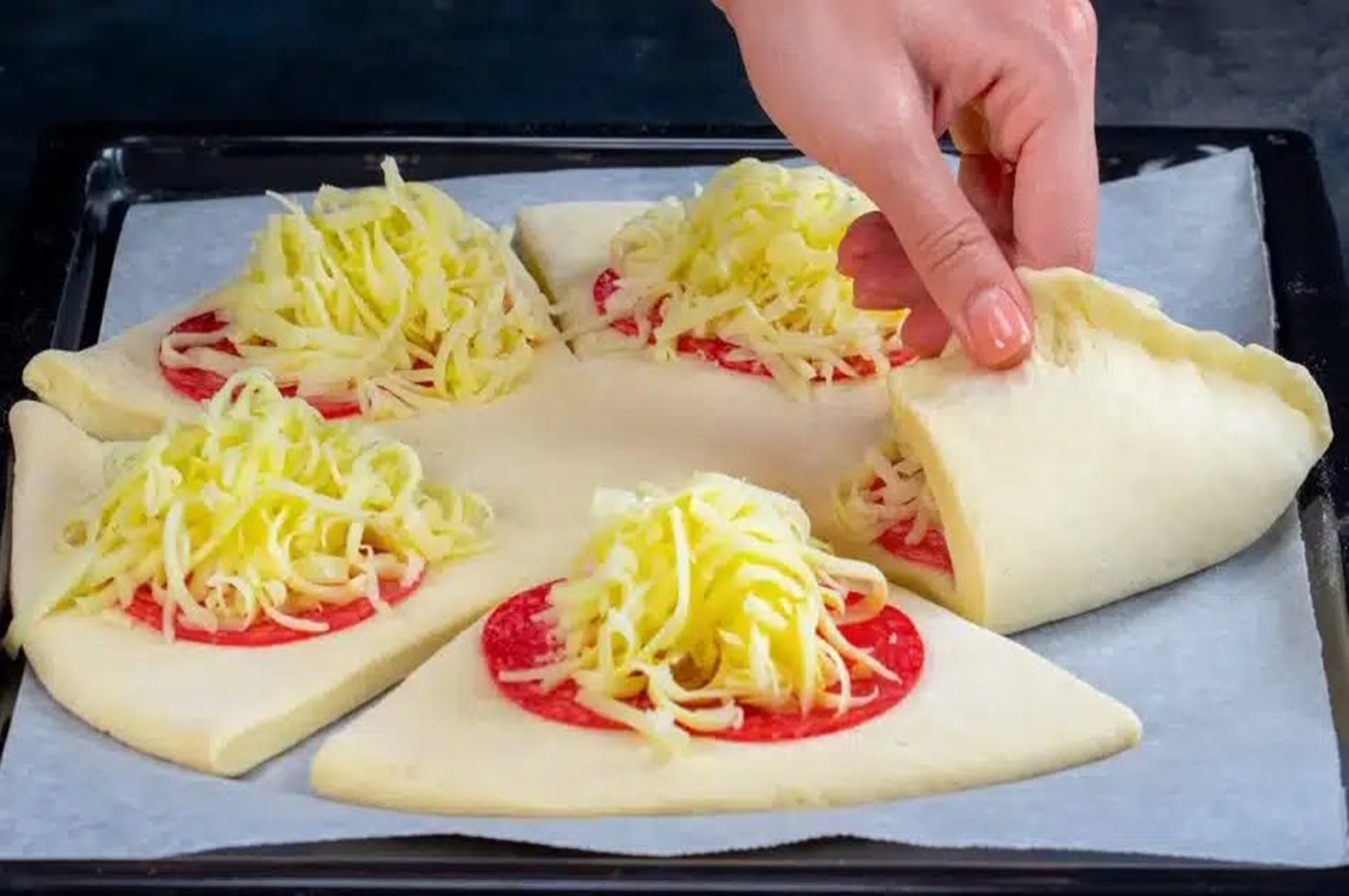 Inspirație pentru aperitive savuroase – Pregătește această stea delicioasă umplută cu salam si brânză!