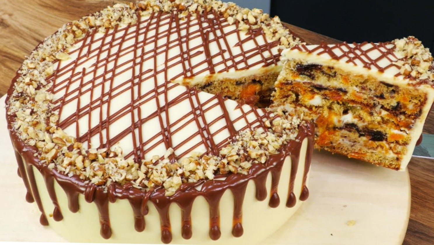 Rezultatul este o prăjitură frumos tăiată, făcută din ciocolată, fructe uscate și nuci. Tort delicios, fraged și nutritiv