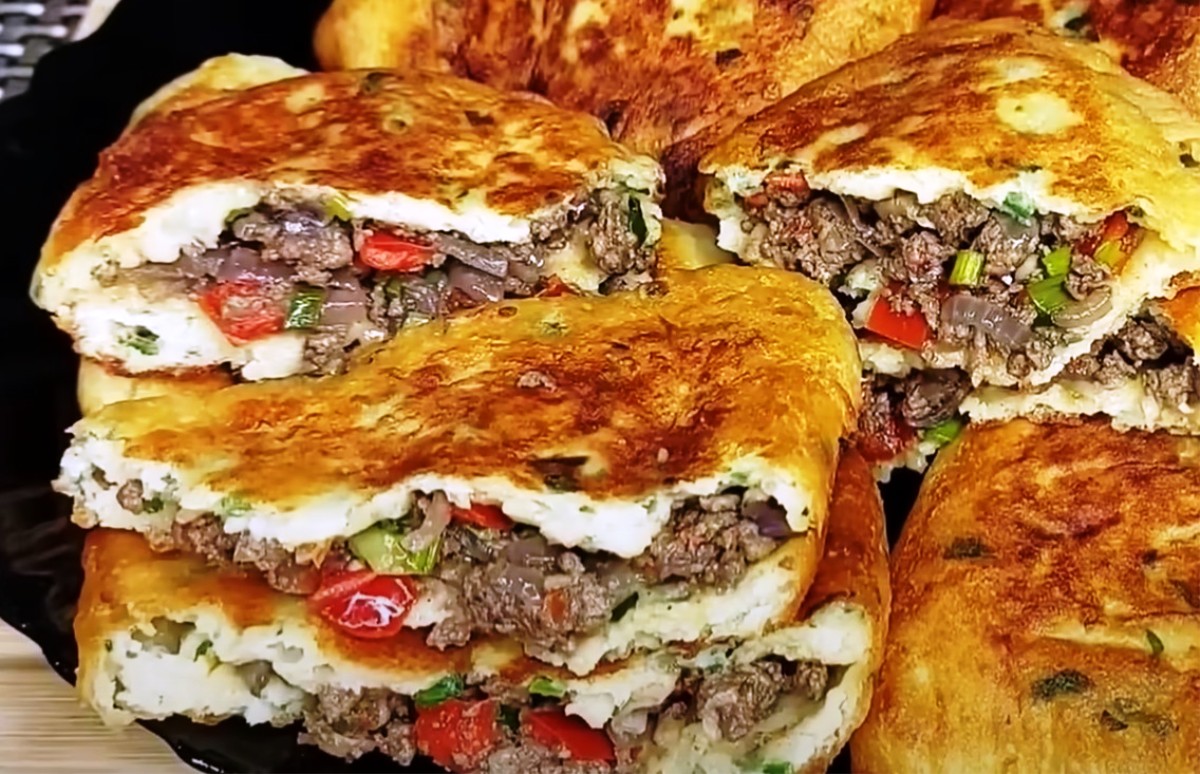 O rețetă de mult uitată din vremea bunicii. Plăcinte din aluat de cartofi cu umplutură suculentă, din bucăți de carne cu legume