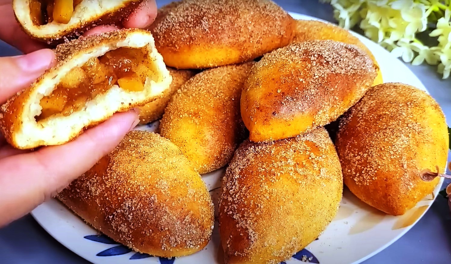 Chifle dulci cu brânză de vaci și mere. Așa gătea străbunica mea: o rețetă delicioasă din anii ’60