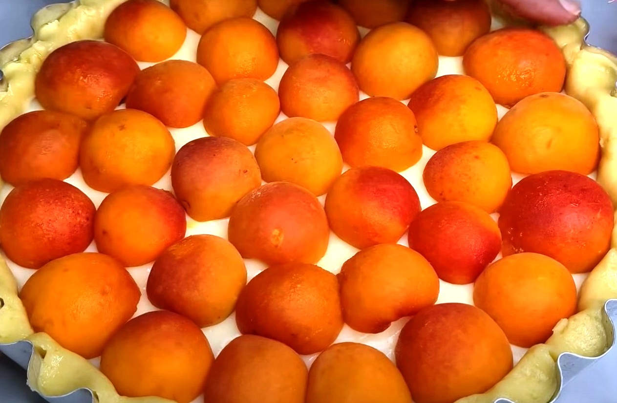 Tartă de vis. Plăcintă clasică de casă cu caise parfumate și cremă delicioasă, decorată cu petale de migdale
