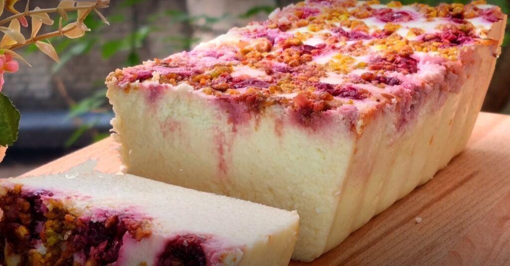 O delicatesă cu cireșe și fistic căreia nimeni nu-i poate rezista! Reteta este rapidă, pufoasă și irezistibilă!