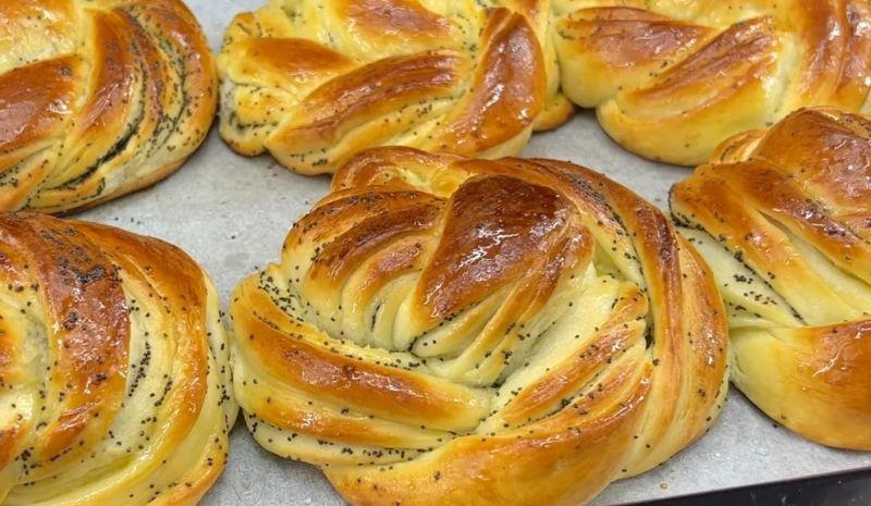 Chifle cu mac, moi și foarte gustoase! Sunt preparate din cele mai simple produse și sunt foarte ușor de făcut, membrii familiei le adoră! Chifle cu mac, moi și foarte gustoase! Sunt preparate din cele mai simple produse și sunt foarte ușor de făcut, membrii familiei le adoră!