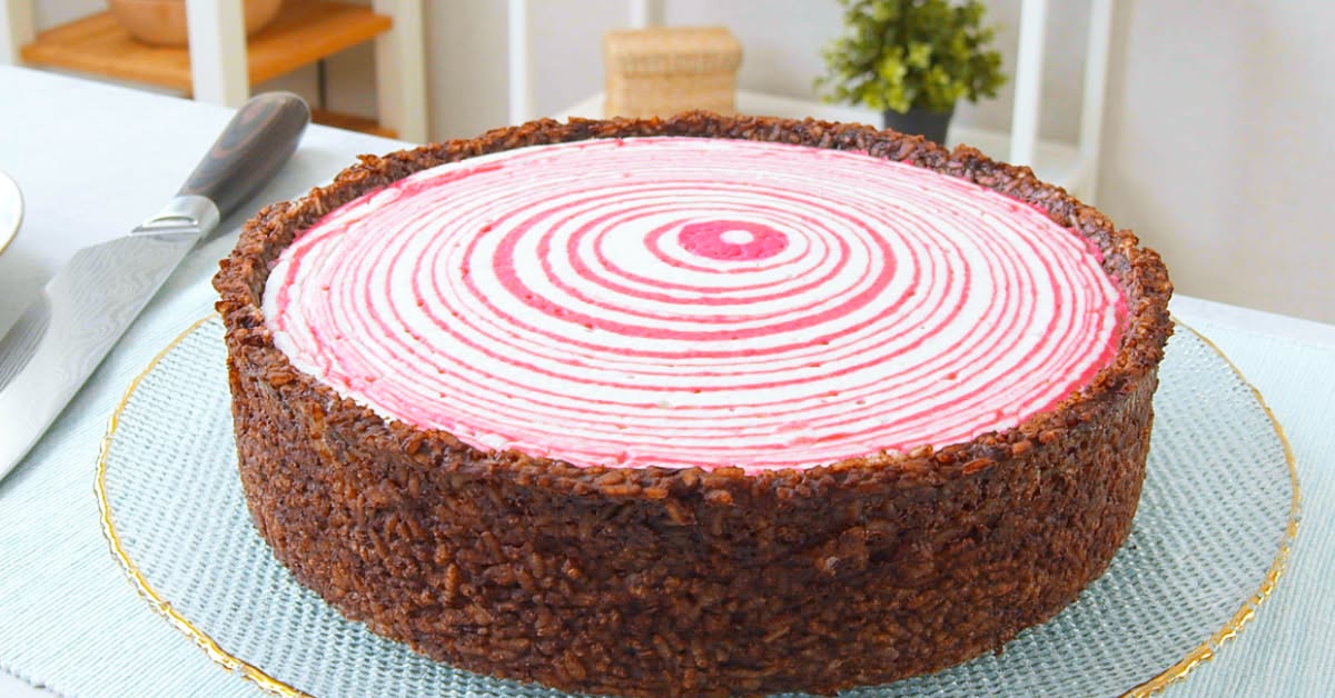 Un deliciu, si nu doar vizual: prajitura delicioasa ca o zebra roz, care combină două delicii dulci, cu budinca de orez, cirese si ciocolată