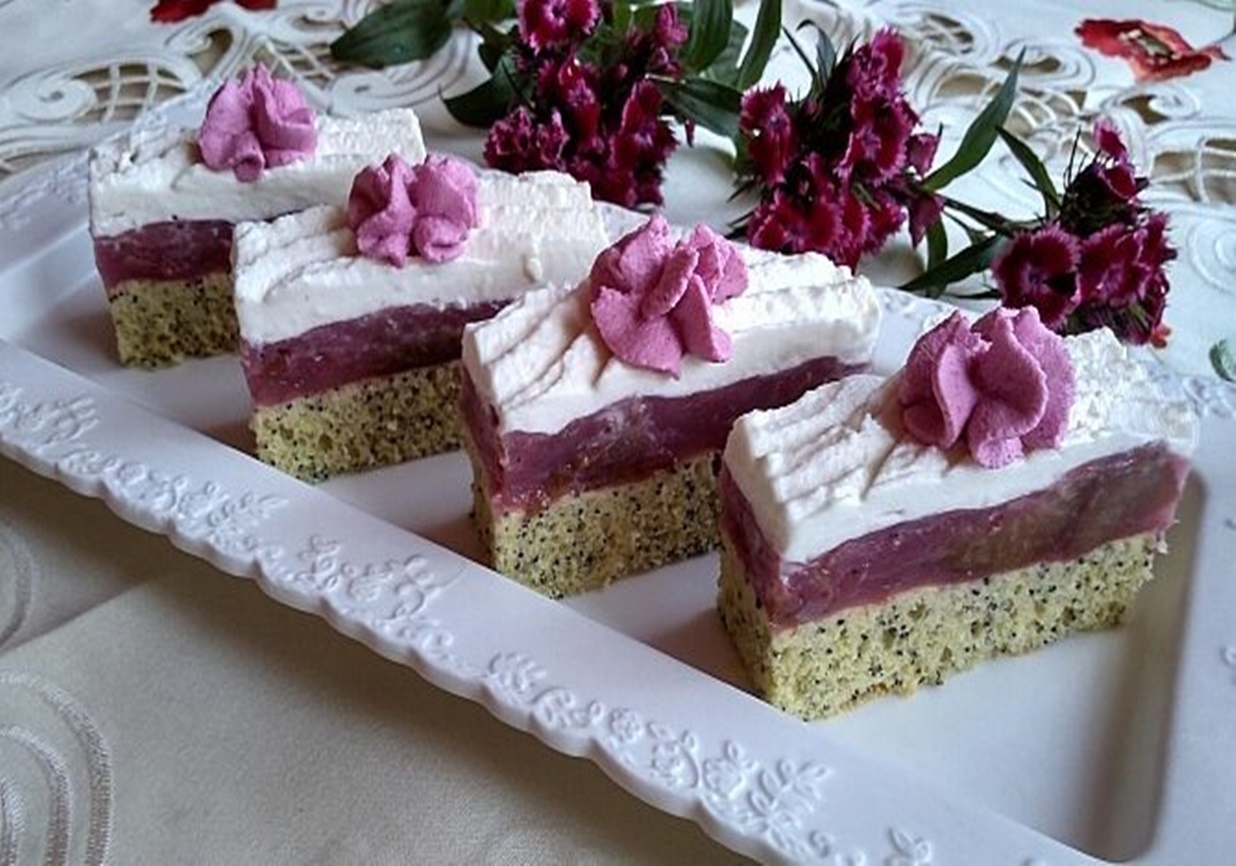 Acest desert perfect, proaspăt, combină aroma bogată a semințelor de mac și dulceața acrisoară a prunelor cu frișcă pufoasă