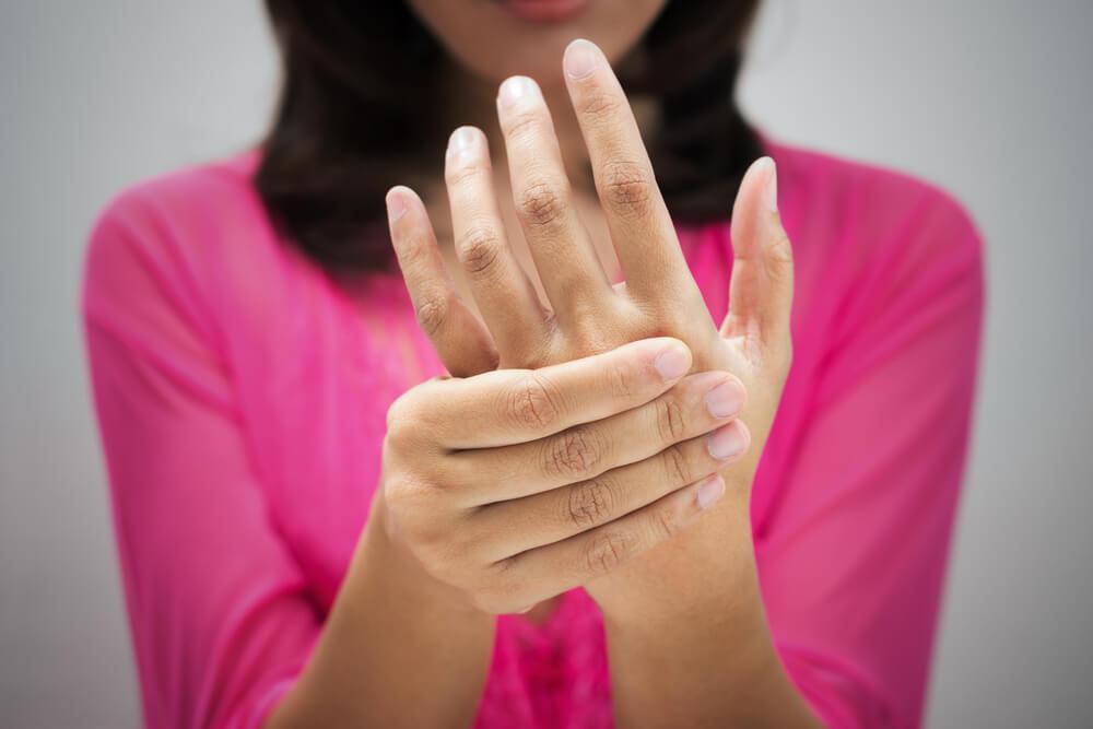 Dacă îți amorțesc mâinile in mod frecvent, este posibil să suferi de această boală