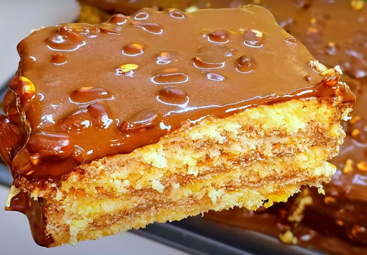 Este potrivit pentru orice ocazie. Tort delicios cu cremă de cacao și glazură de ciocolată: un desert minunat pentru o sărbătoare in familie