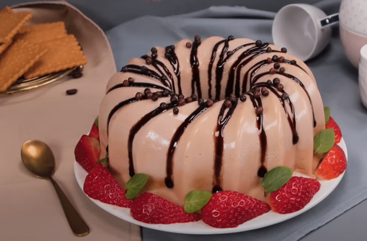 Prăjitură delicioasă cu caramel, banane și fursecuri: Desert fără coacere cu glazură de ciocolată