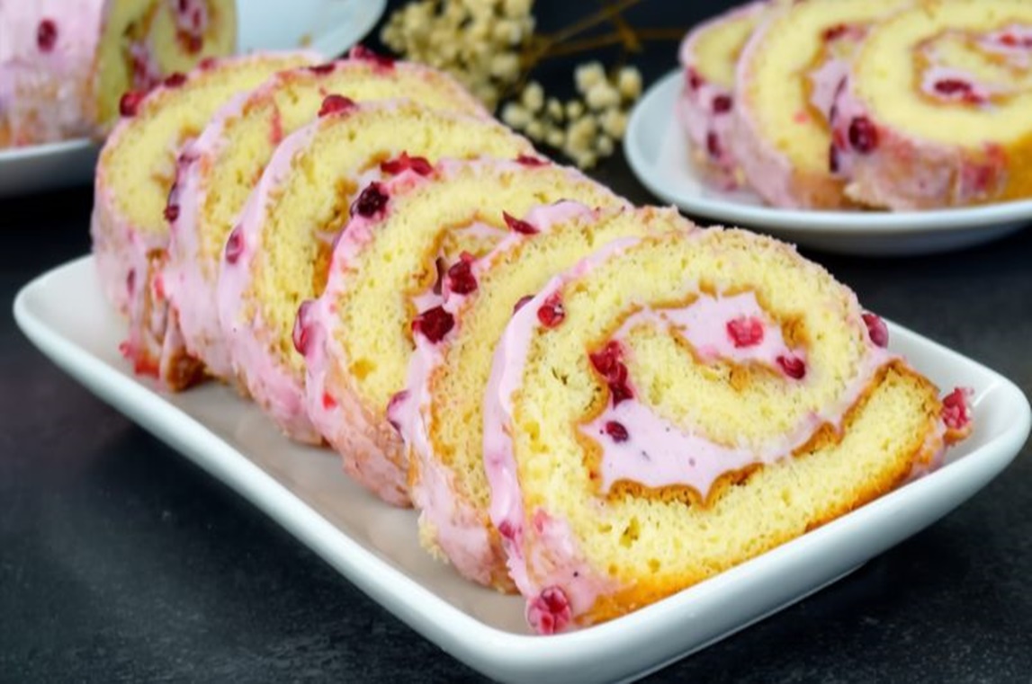 Un desert delicat cu un strat cremos în interior. De regulă, astfel de rulouri se prepară cu sufleu cremos, cu fructe de pădure, fructe sau ciocolată