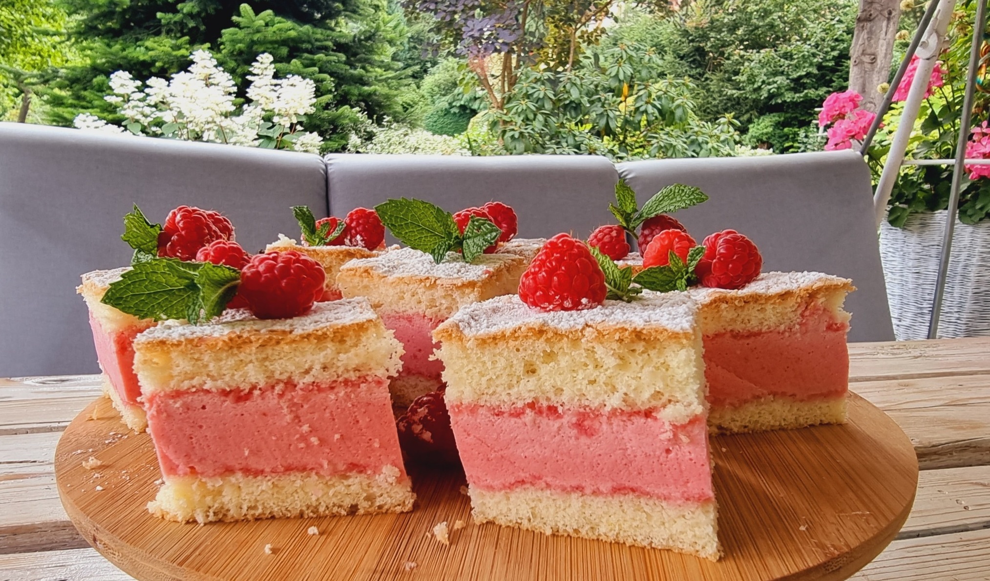 O prăjitură delicioasă, simplă, ușoară și moale. O puteți face cu o varietate de fructe, eu am ales zmeura. Iese o prăjitură cu adevărat grozavă O prăjitură delicioasă, simplă, ușoară și moale. O puteți face cu o varietate de fructe, eu am ales zmeura. Iese o prăjitură cu adevărat grozavă