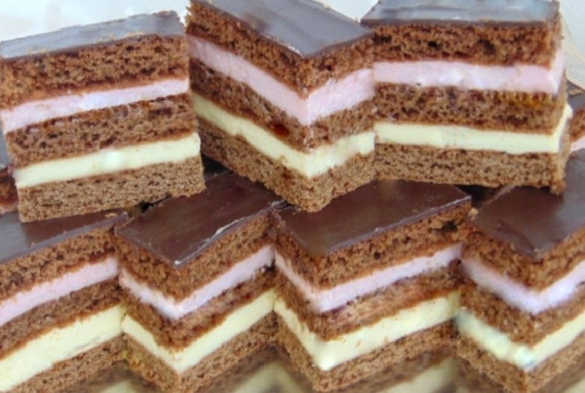 Prăjitură cu foi de cacao și creme aromate. O adevărată încântare pentru iubitorii de deserturi rafinate, combinând foi fragede de cacao cu straturi bogate de cremă și o glazură elegantă