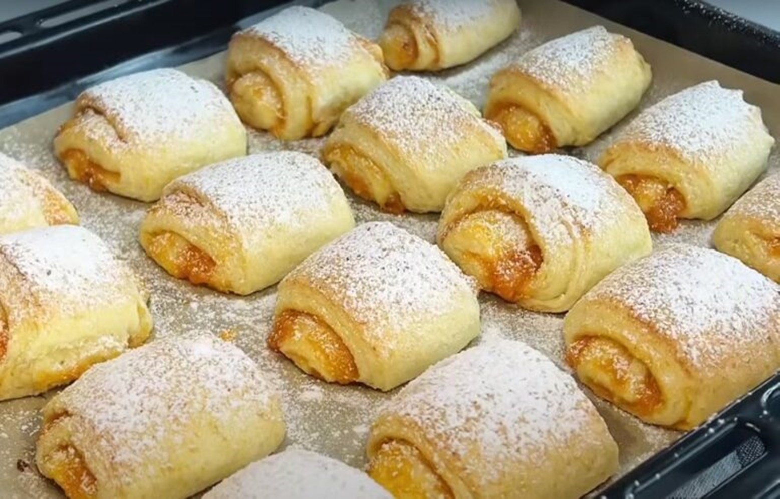 Rețetă ușoară de chifle cu brânză de vaci și umplutură de dulceață. Delicat, rapid, accesibil: simplu și delicios