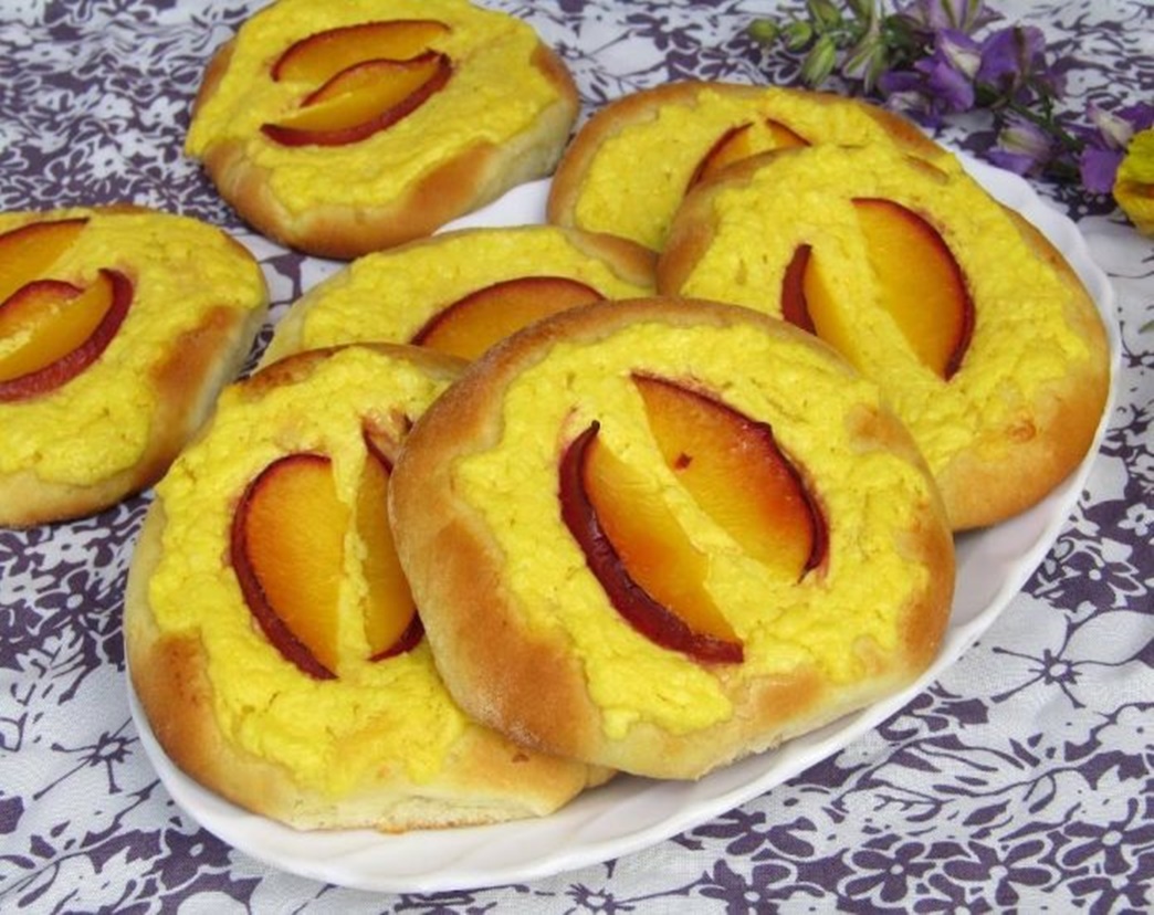 Chifle delicioase cu brânză dulce și felii de nectarine