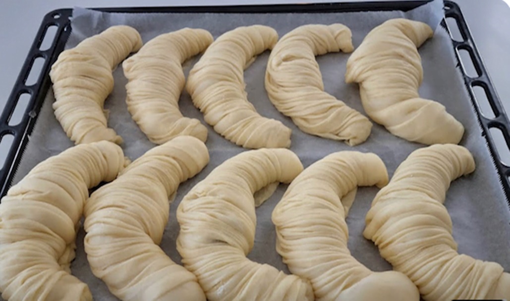 Croissante delicioase și moi cu gust de lapte si unt. Le puteți face cu două umpluturi diferite, brânză si ciocolata