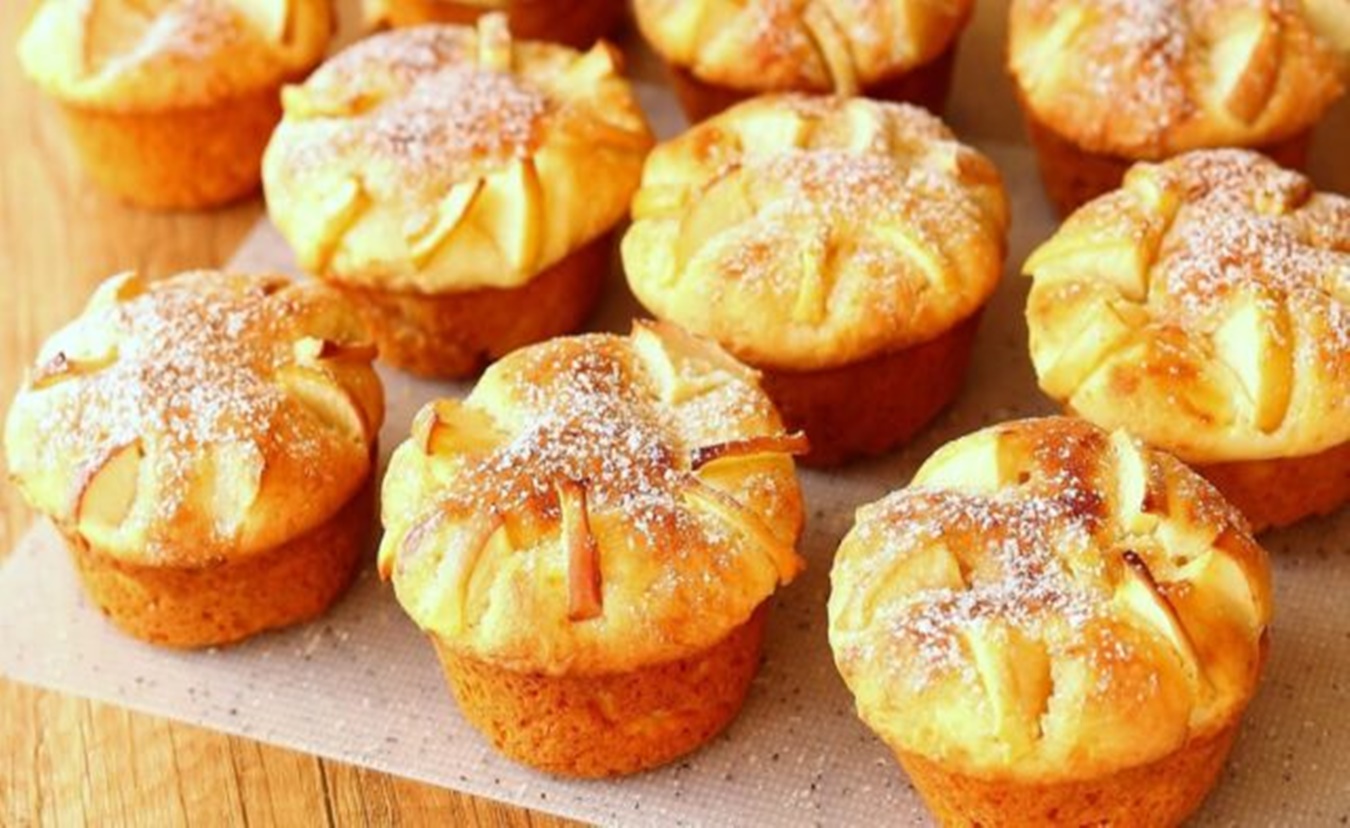 Brioșe delicioase cu brânză de vaci și mere zemoase – un desert ușor de preparat pentru toti ai casei