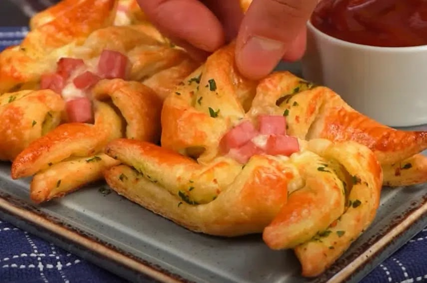 Haideți să pregătim împreună acest delicios aperitiv din foietaj Elicii sărate umplute cu brânză si suncă!