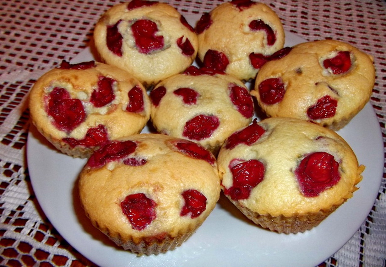 Briose delicioase cu branza dulce si cirese