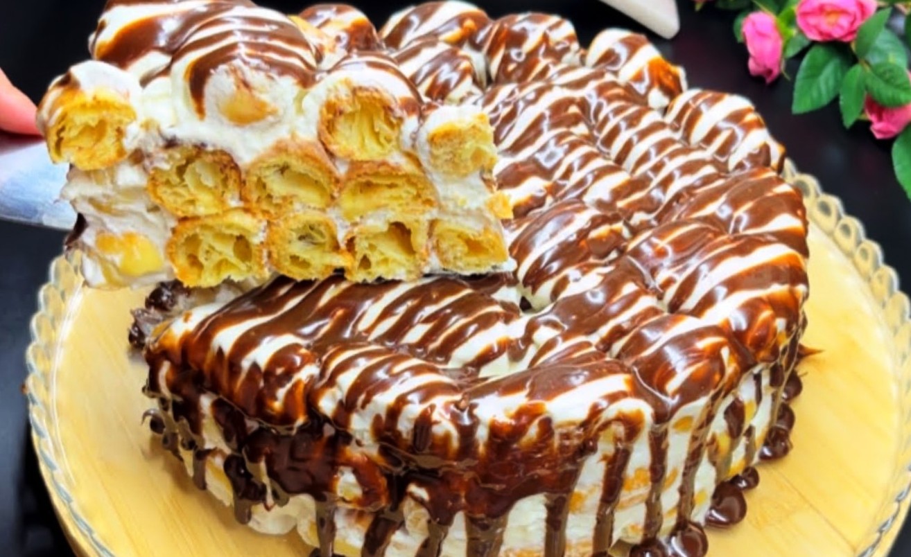 Cel mai delicios tort pe care l-am mâncat vreodată. Din pișcoturi coapte delicat, cremă si glazură de ciocolată