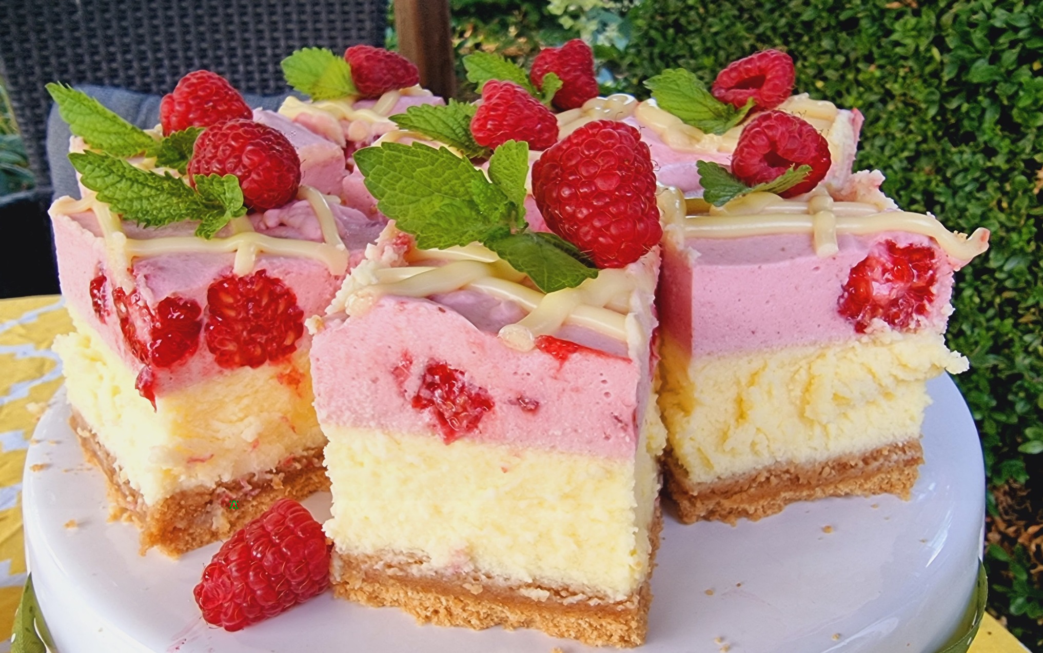 Un desert irezistibil! Prăjitură cu mousse cremoas de zmeură- simplă, deosebit de gustoasă și aromată! Ai să te îndrăgostești de acest tort!