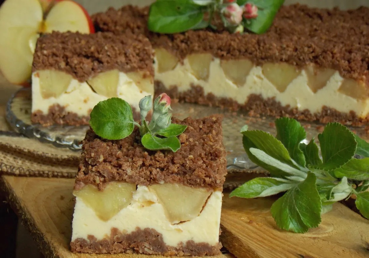 Tarta delicioasa cu mere dulci, crema de branza, budincă de vanilie și crumble de ciocolată