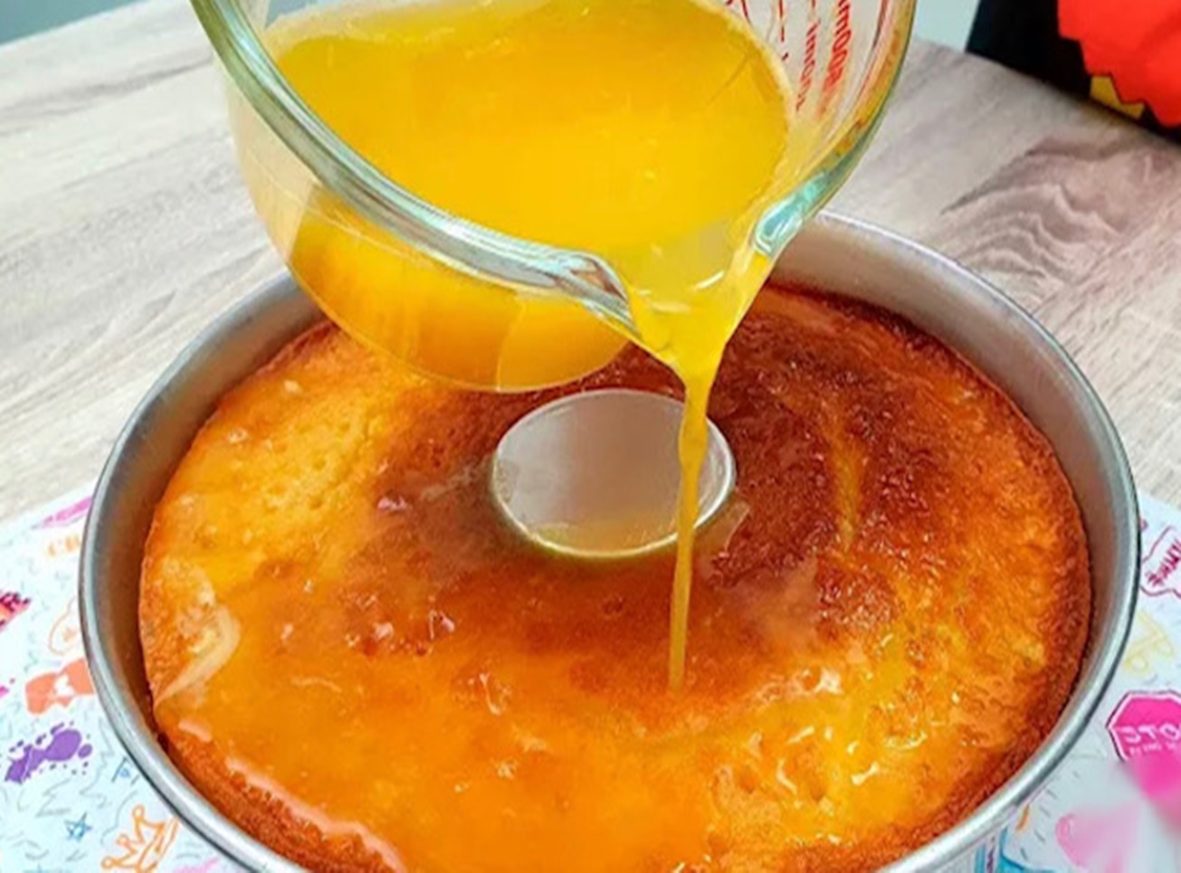 Prajitura cu portocale este incredibil de delicioasa si suculenta. Simplu de preparat: trebuie să o coci, apoi să turnați peste siropul de portocale – cel mai exotic desert