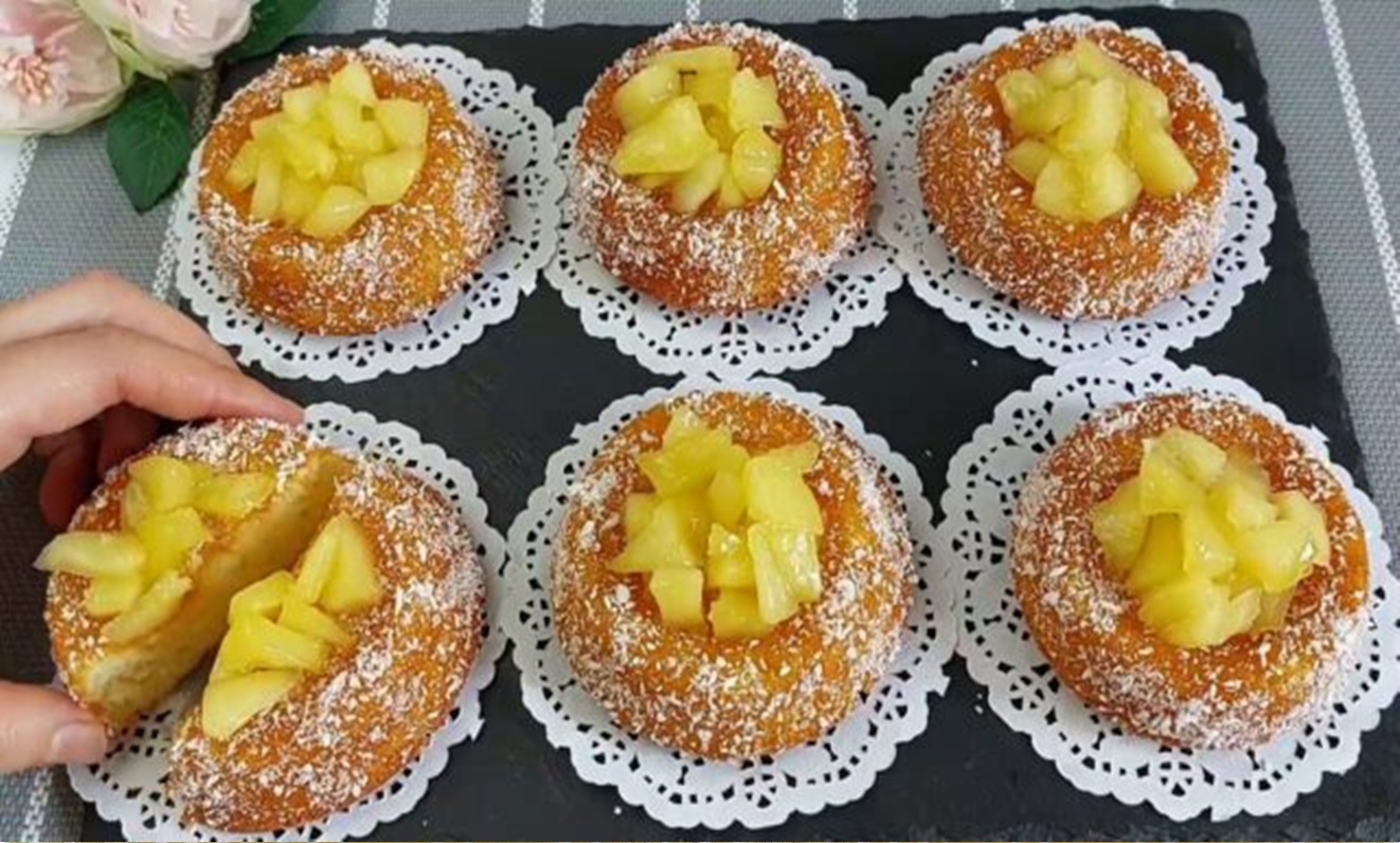 Brioșe delicioase cu vanilie si umplute cu amestec de mere