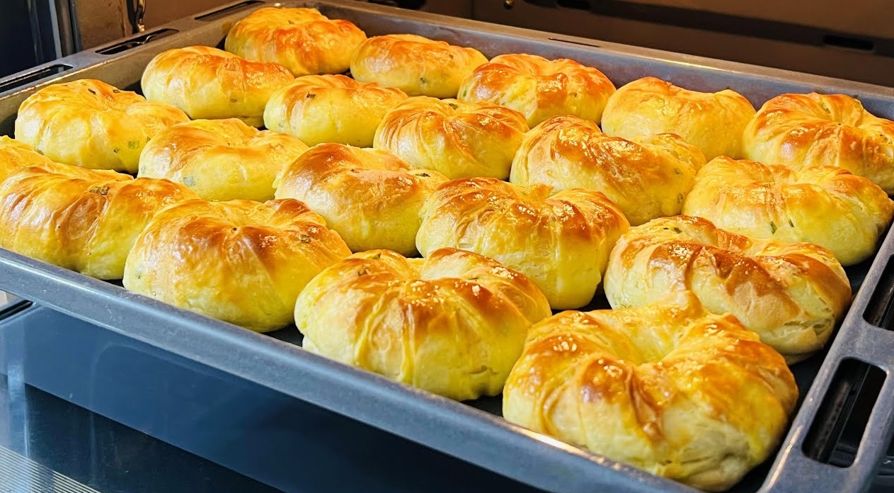 Placinte cu cartofi, pur și simplu de neegalat. Pregătesc aluatul cu chefir care iese întotdeauna moale, fraged și pufos. Iar umplutura de cartofi este simplă, dar atât de gustoasă Placinte cu cartofi, pur și simplu de neegalat. Pregătesc aluatul cu chefir care iese întotdeauna moale, fraged și pufos. Iar umplutura de cartofi este simplă, dar atât de gustoasă