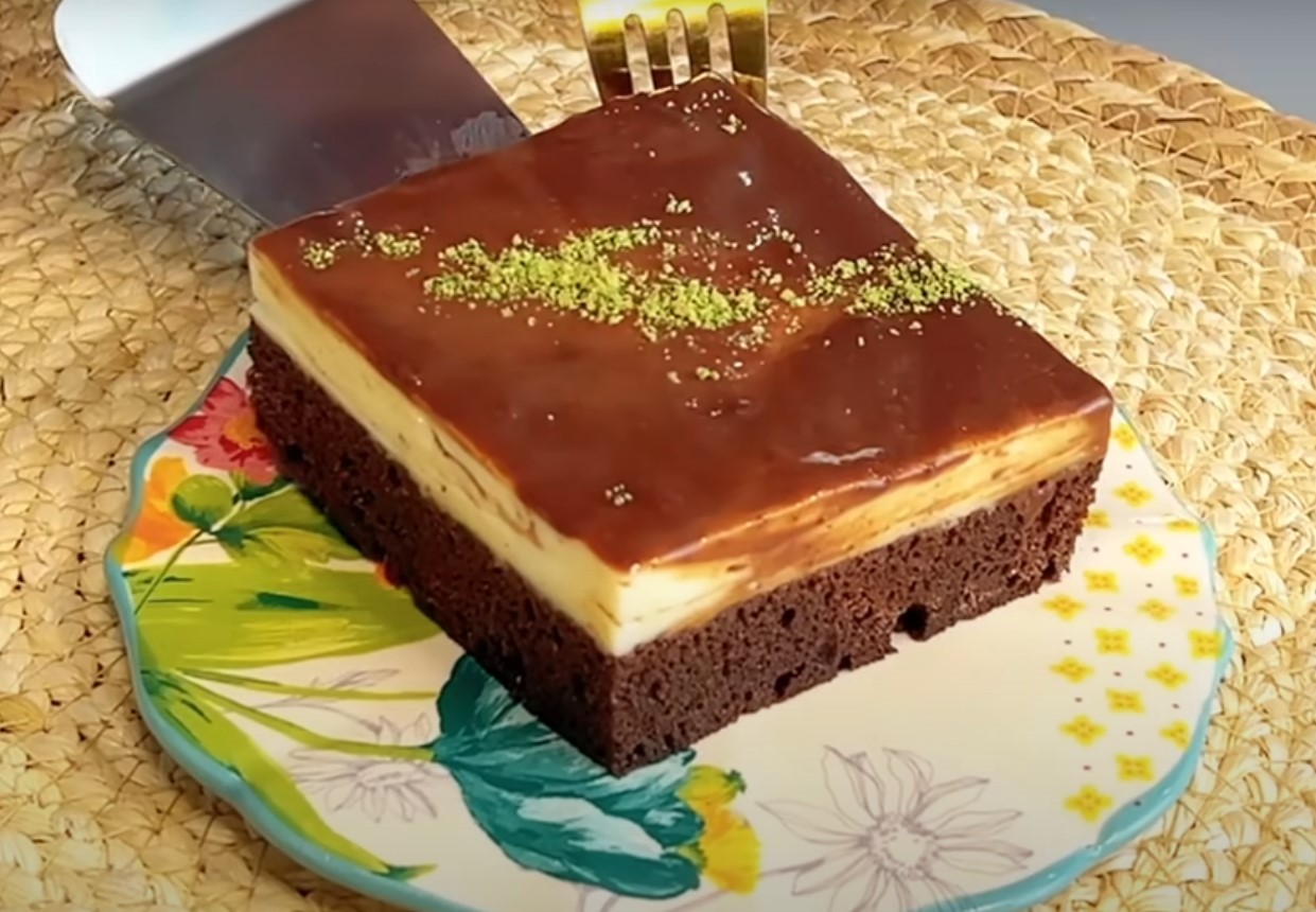 Pandișpanul cu cremă de lapte este un desert clasic, captivant prin ușurința sa, textura delicată și aroma cremoasă subtilă Pandișpanul cu cremă de lapte este un desert clasic, captivant prin ușurința sa, textura delicată și aroma cremoasă subtilă