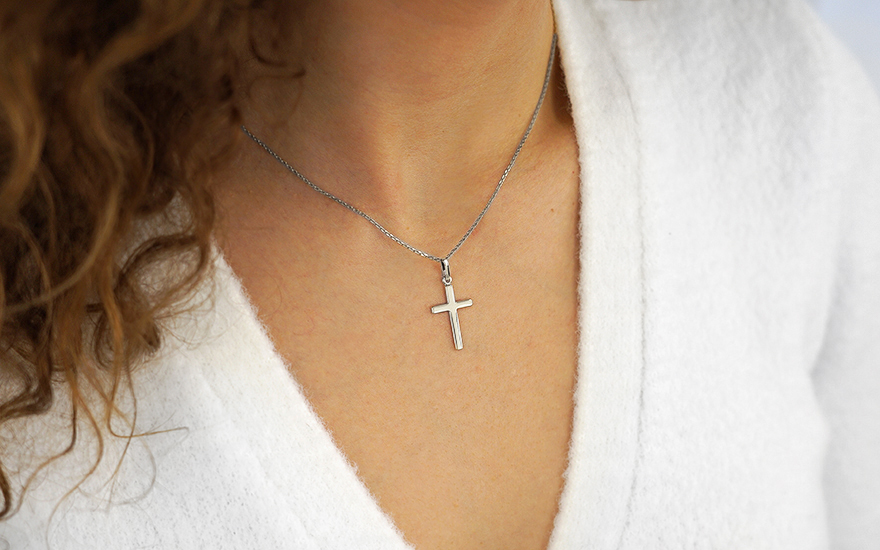 Ce se întâmplă cand purtăm cruciuliță la gât? Adevărul neștiut despre acest accesoriu