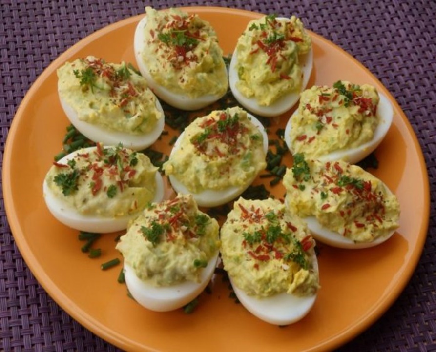 Ouă umplute cu pastă de avocado – sunt foarte gustoase, dar și sănătoase