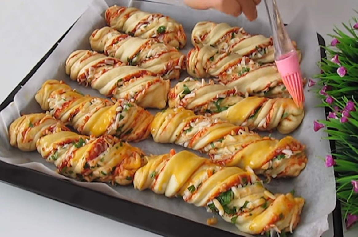 Sunt grozave pentru micul dejun, un picnic, un răsfăț la școală sau la serviciu sau doar pentru gustare în fața televizorului. Delicioasa pizza răsucită